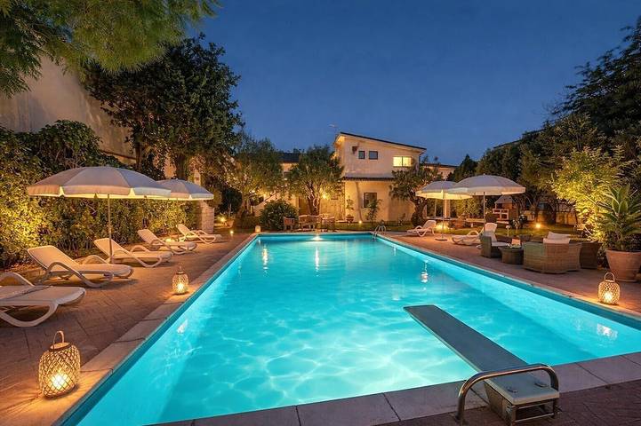 Ferienhaus für 6 Personen, mit Pool und Garten sowie Balkon