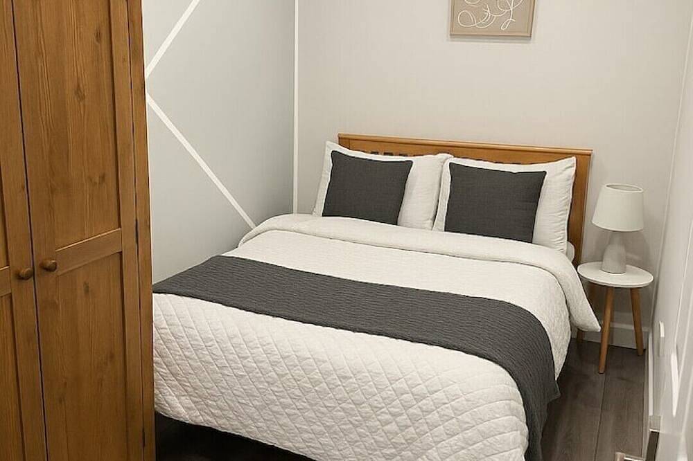 Modern 6-Person Home | Ideal for Contractors & Families + Free Parking in Northampton, Northamptonshire