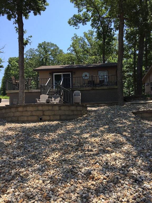 Log cabin for 8 people, with terrace in Lake of the Ozarks