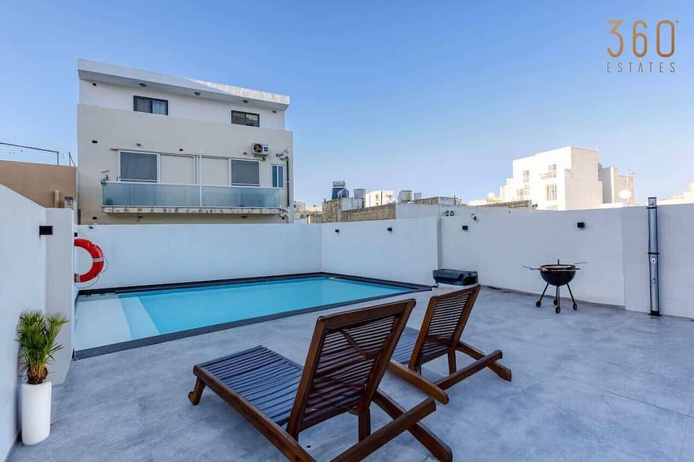 Apartamento inteiro, A fully equipped Apt with private balcony & Pool in San Giljan, Ilha de Malta