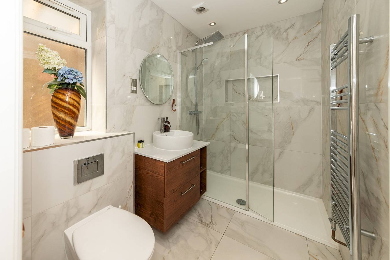 Modern House 4 Parking & Excellent Transport Links - Pass the Keys in Reading, Berkshire