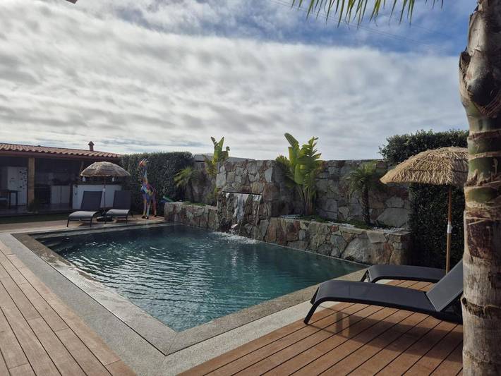 Gîte pour 2 personnes, avec bassin pour enfant et vue ainsi que jardin et piscine dans A Ver-o-Mar