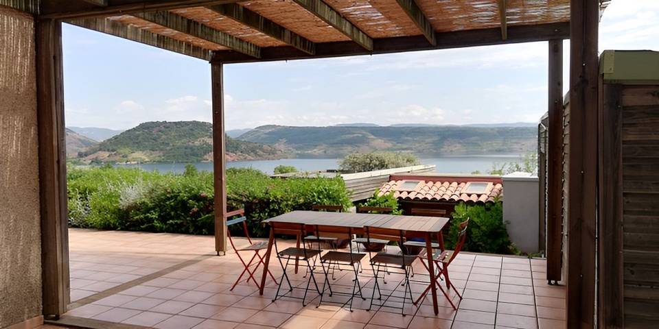 Gîte pour 4 personnes, avec vue sur le lac et jardin à Liausson
