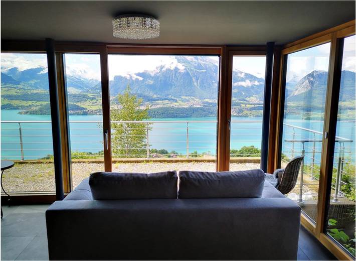 Ferienhaus für 4 Personen, mit Balkon/Terrasse und Whirlpool sowie Garten und Ausblick im Berner Oberland - 2