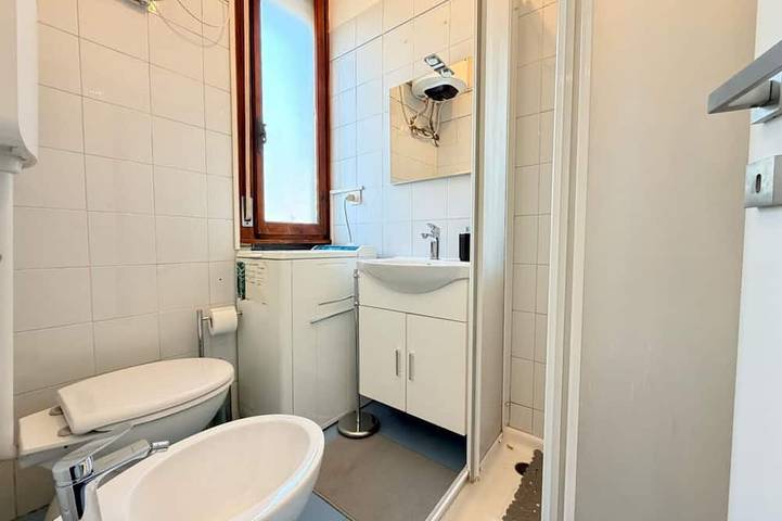 A practical and welcoming 24-square-meter studio apartment, perfect for two people, located on the first floor of a building without an elevator.The property is situated just a short distance from the Modena Policlinico and is well-connected to the city in Modena, Modena Province