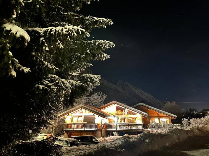 Chalet pour 10 personnes, avec jacuzzi ainsi que jardin et sauna