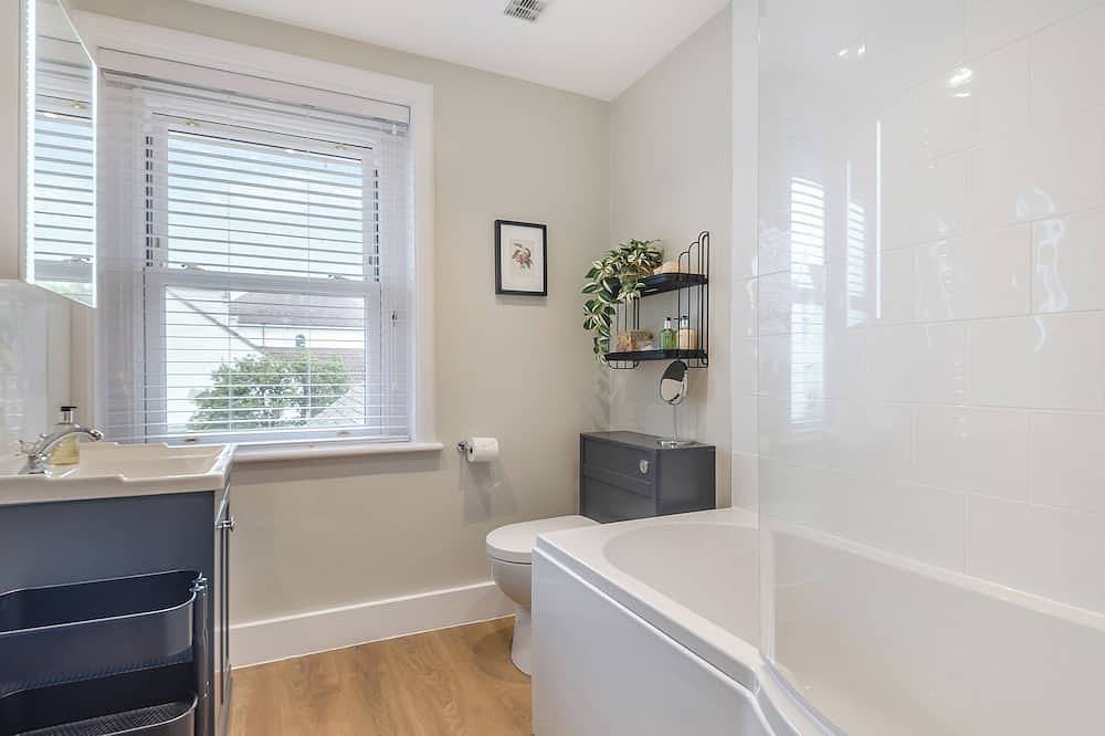 We love this cosy cottage, located just a two minute walk from the beach. in Fareham, Hampshire