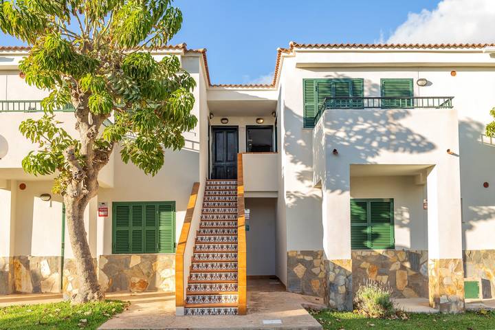 Hel lejlighed, Peaceful Apartment with Shared Pool, Private Terrace and Wi-Fi Near the Cove in Cala Blanes, Ciutadella