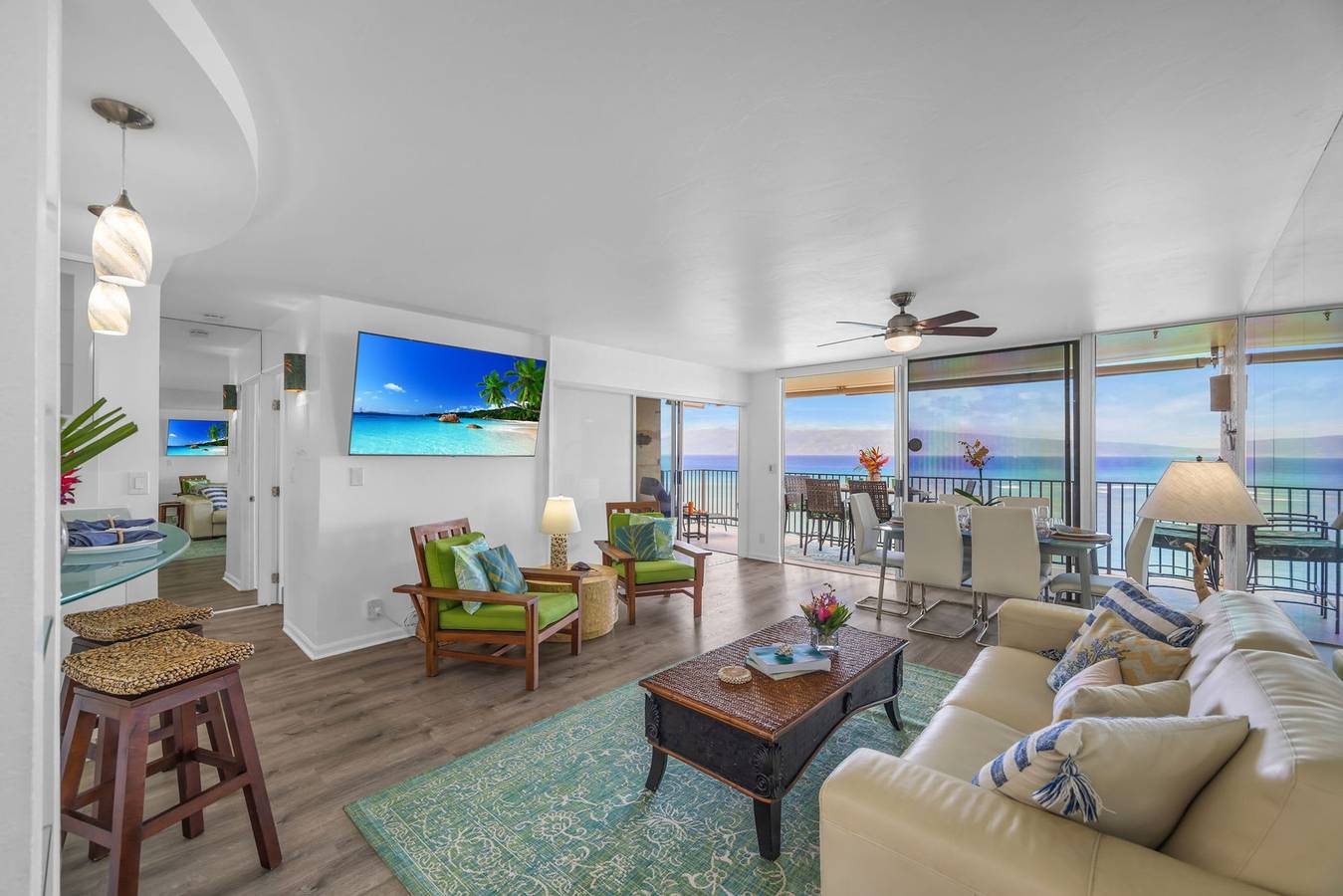 Geheel appartement, Oceanfront Corner Unit - Whales  Turtles   Sunsets w  2 Lanais in Kahana, Napili-Honokowai