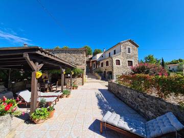 Gîte pour 8 personnes, avec vue ainsi que piscine et jardin, adapté aux familles à Gagnières
