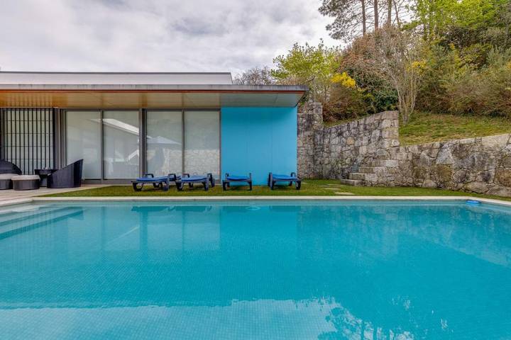 Location de vacances pour 6 personnes, avec piscine ainsi que vue et jardin dans Venade - 3