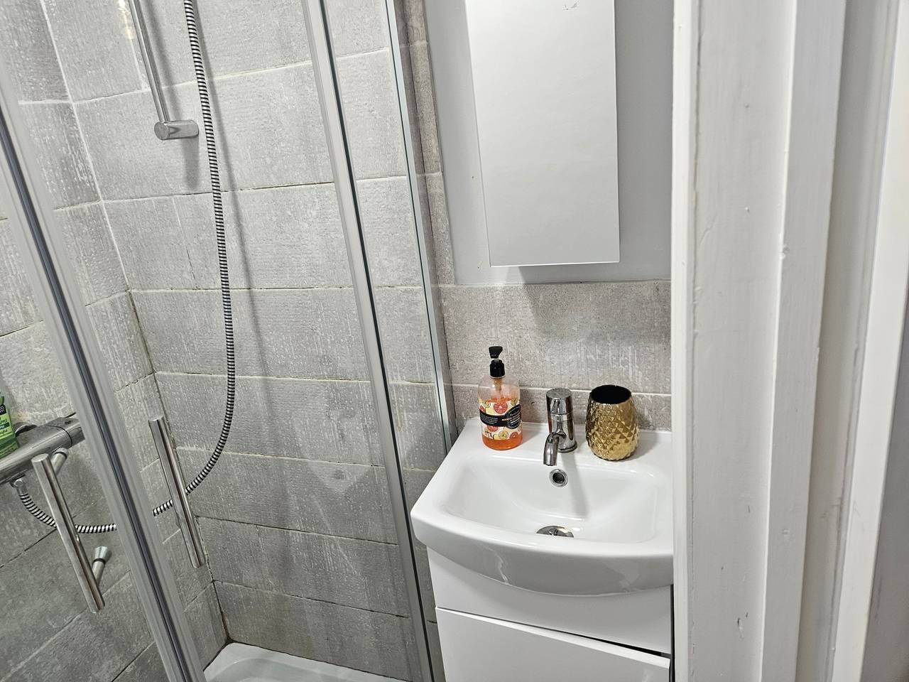 Town Centre Studio - Sleeps 2 - Parking in Reading, Berkshire