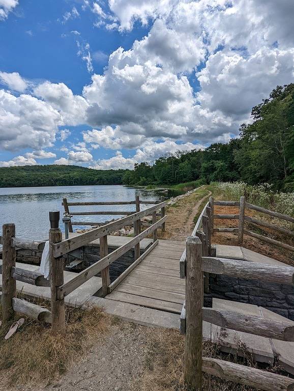 Privacy in the hills one hour from Nyc and minutes to Breakneck Mtn. in Putnam County