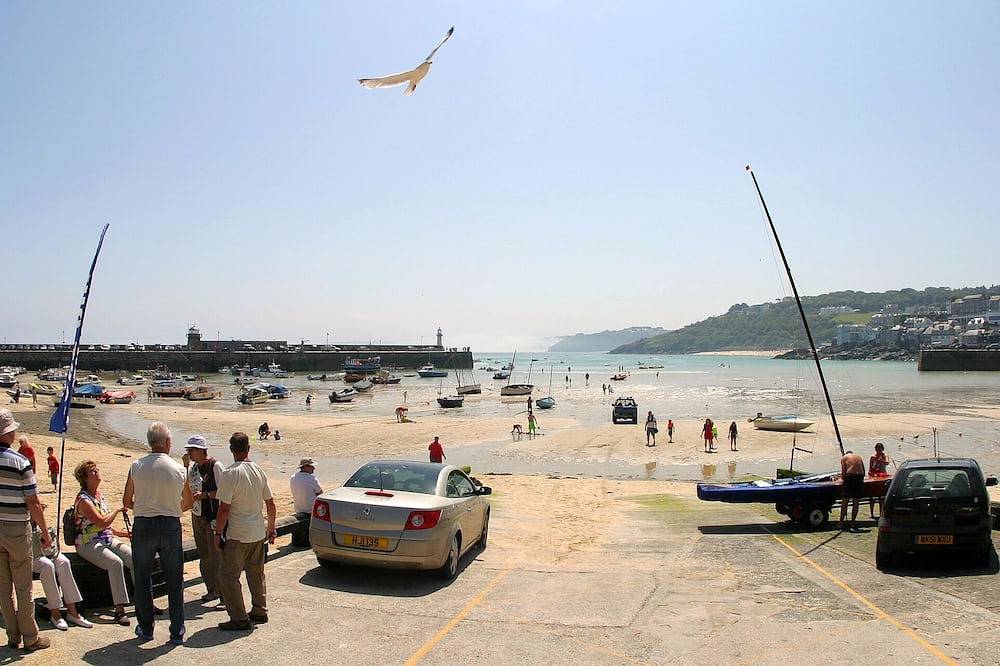 Entire apartment, Peaceful with Patio in Downalong, Moments from Beaches, Harbour, Town, Parking in St. Ives, Cornwall