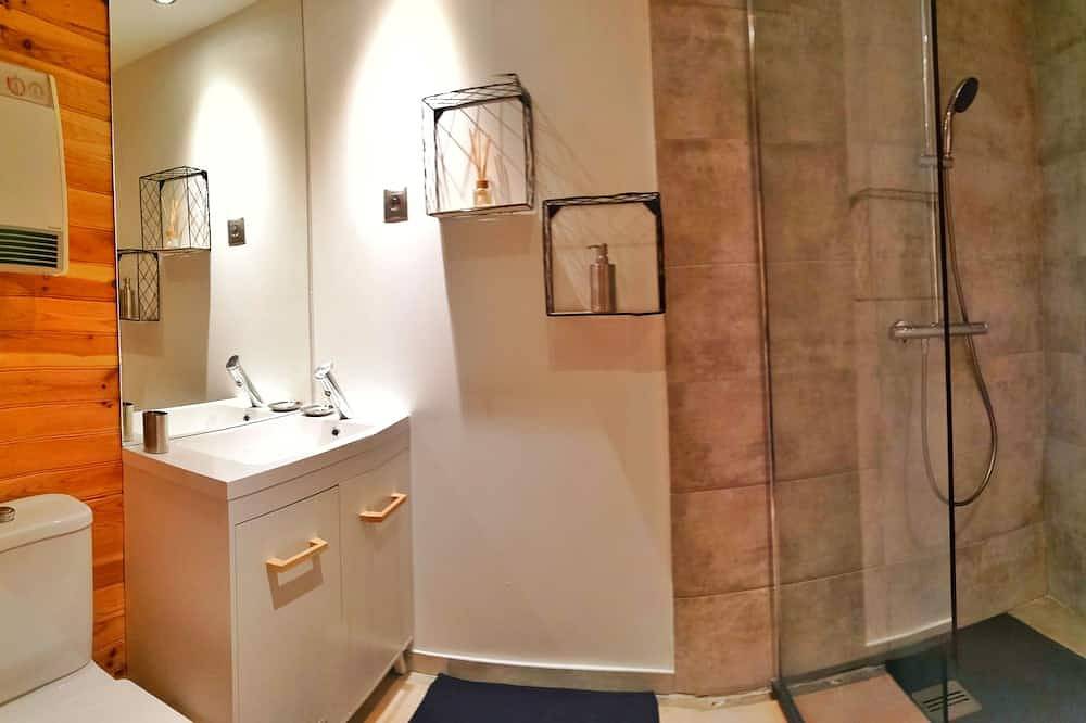 Entire apartment, Gîte \"Jali\" on property facing Lac du Salagou in Liausson, Lodève region