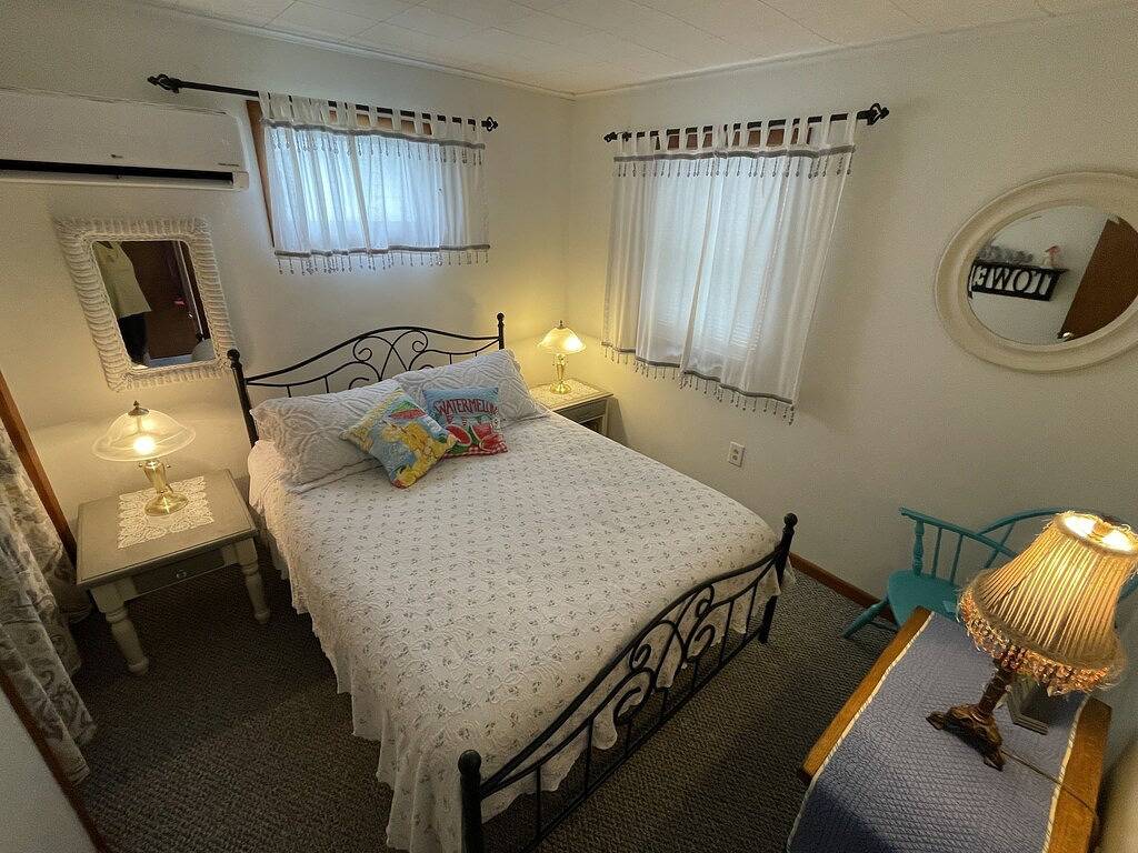 Taste of Serenity Wine Trl, Sunsets, Private Beach/Dock/Romantic views! in Seneca Lake