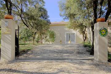 Gîte pour 6 personnes, avec jardin à Aigaliers