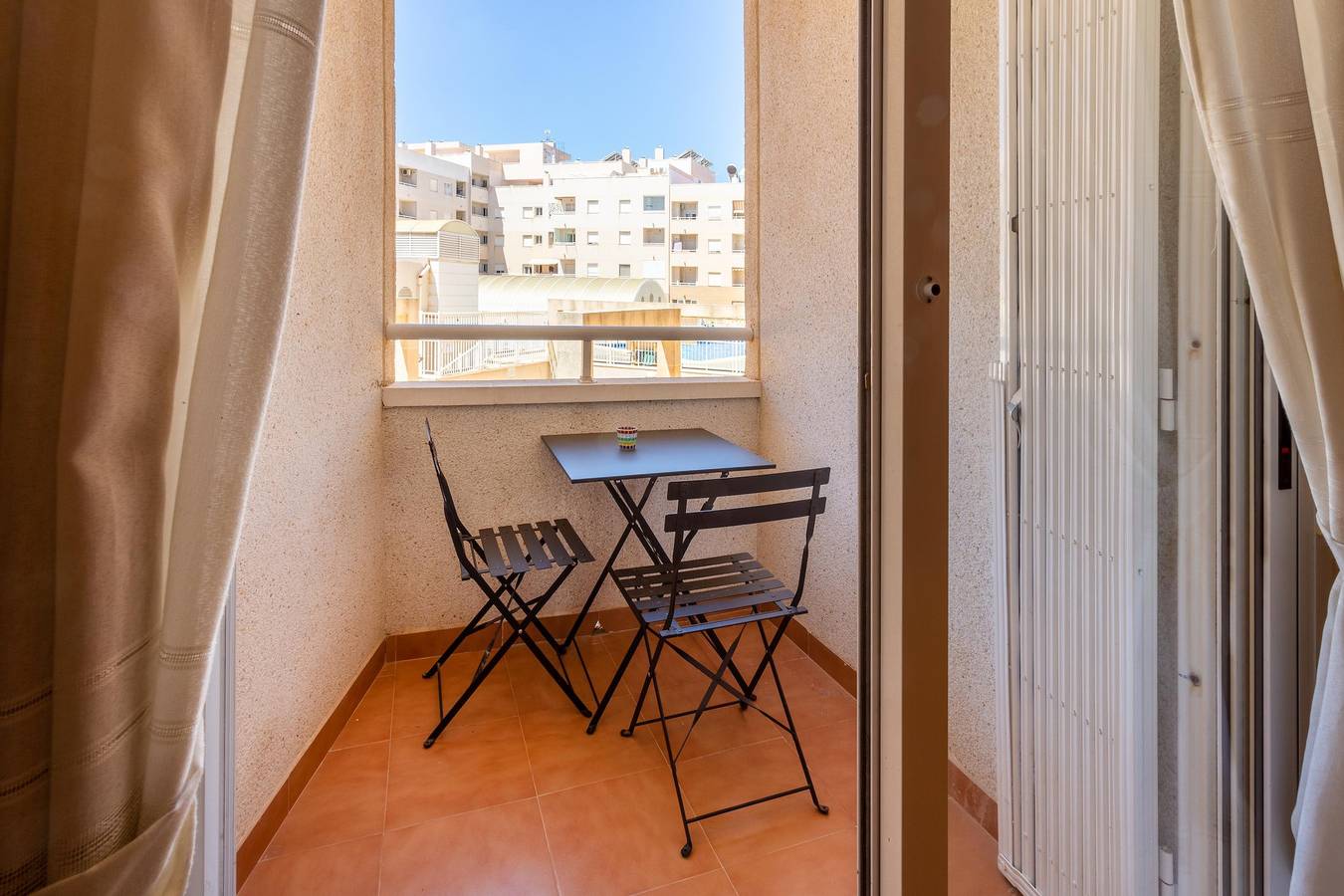 Entire apartment, Beautiful Apartment with Pool, A/C & Balcony in Torrevieja Centre, Torrevieja