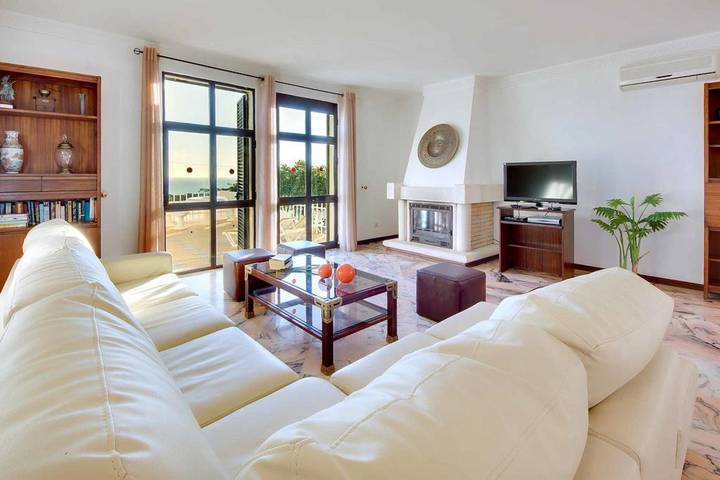 Villa 'Albuar' avec vue sur la mer, piscine, jardin et Wi-Fi. in Albufeira e Olhos de Água, District de Faro