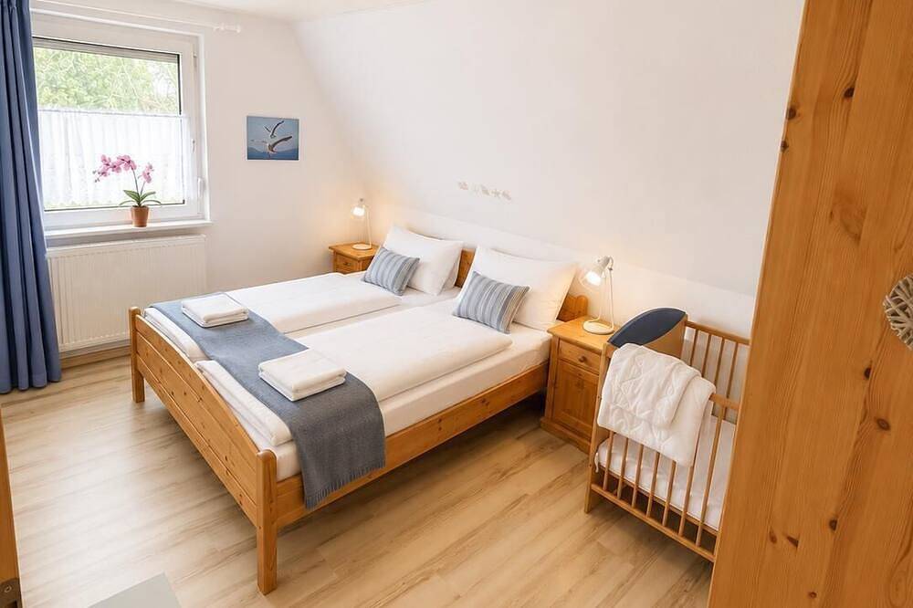 Ganze Wohnung, Die Ferienwohnung Wellenreiter bietet maritimen Komfort mit Deichblick, viel Platz für Familien und einer eigenen Terrasse mit großem Garten. in Förrien, Wangerland