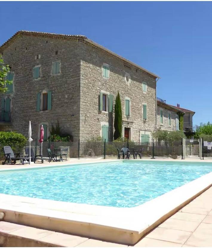 Gîte pour 6 personnes, avec Terrasse et Jardin ainsi que Piscine et Vue à Canaules-et-Argentières