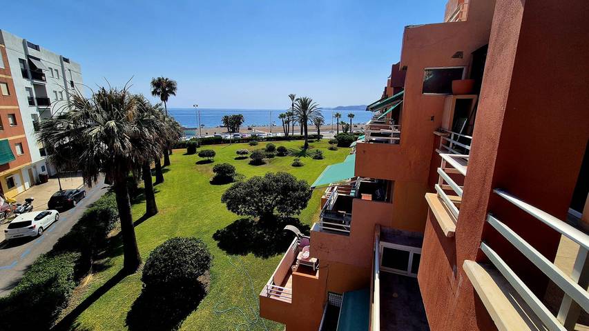 Apartamento entero, Apartamento 'Dúplex Jardines Del Mar' con vistas al mar, Wi-Fi y aire acondicionado in Playa de Salobreña, Salobreña