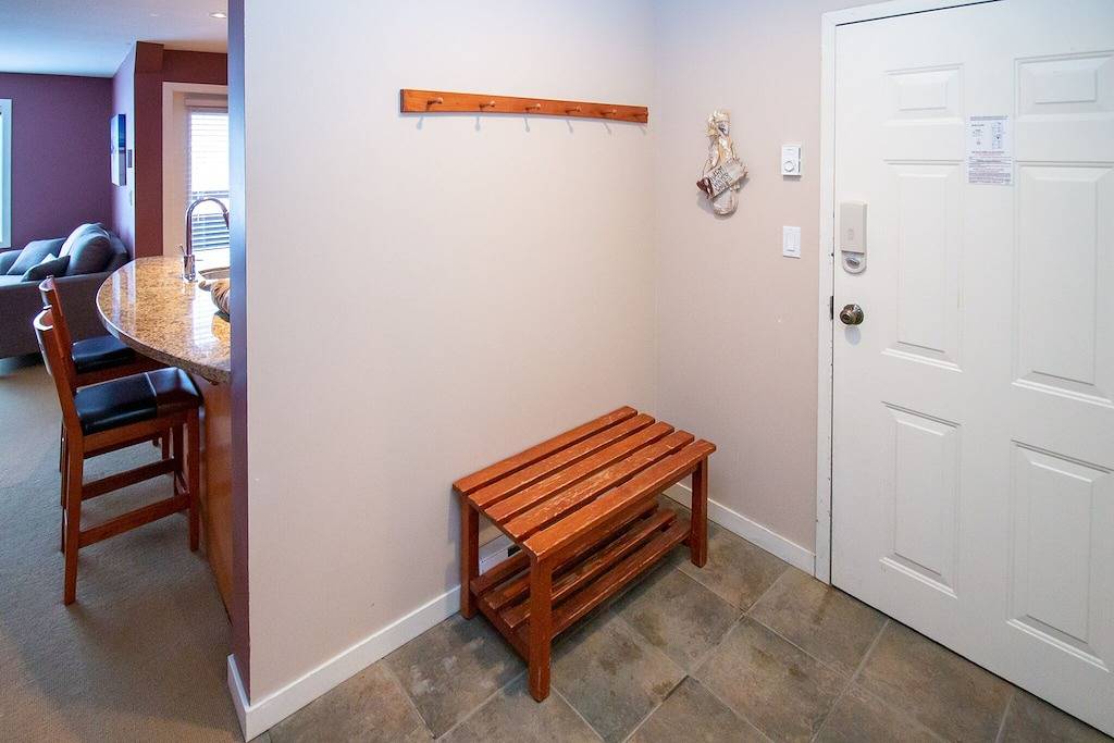 Ganze Wohnung, The Glade Escape | Ski-in/out Village Location | Private Hot Tub | Gas Fireplace in Big White