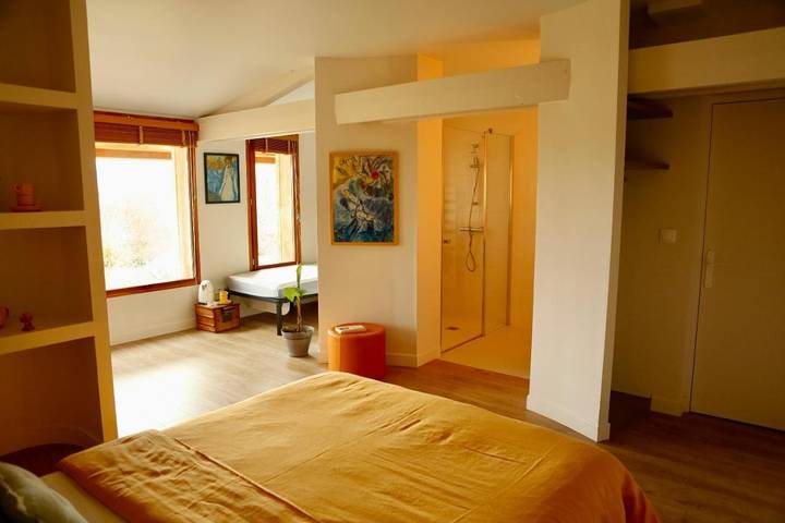 Gîte pour 11 personnes, avec vue ainsi que terrasse et jardin, animaux acceptés à Domaize - 4