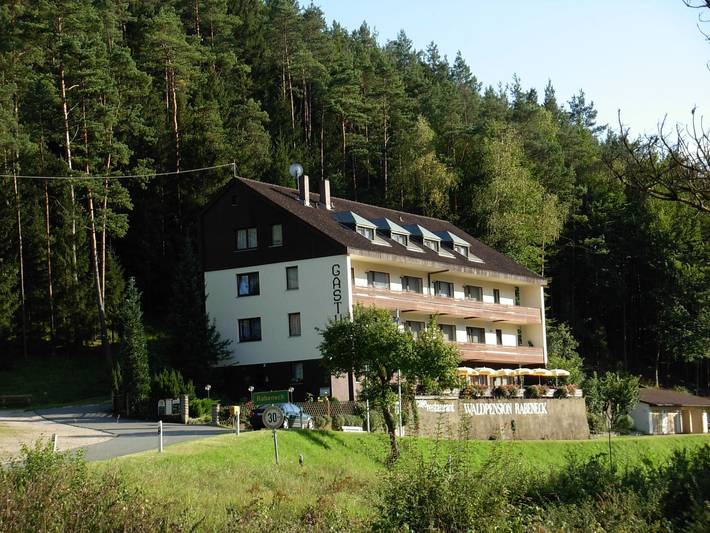 Zimmer für 3 Personen, mit Balkon und Terrasse sowie Garten und Ausblick