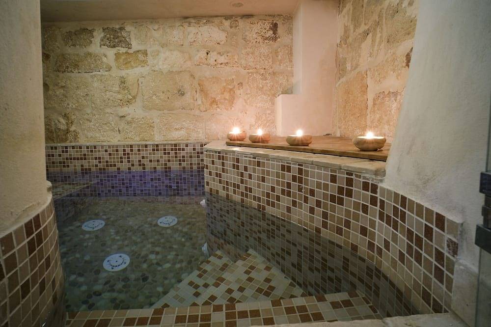 Private cottage with hot tub in Bari Province