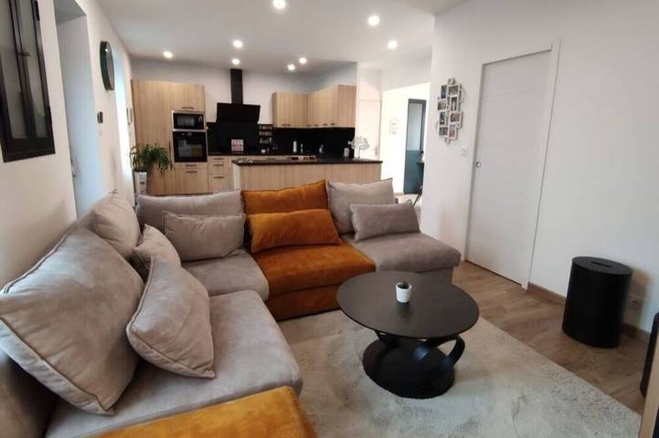 Townhouse with a terrace and free parking near shops in Périgueux, Périgord Blanc