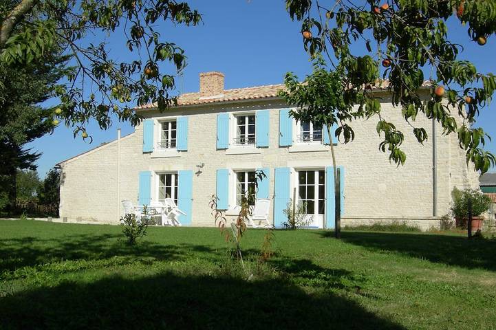 Location de vacances pour 5 personnes, avec Terrasse ainsi que Jardin et Piscine à Saint-Pierre-d'Amilly