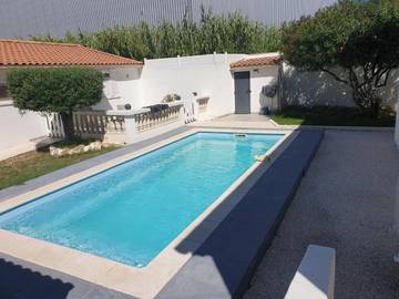 Cottage pour 2 personnes, avec vue et jardin ainsi que piscine et bassin pour enfant, adapté aux familles à Cers