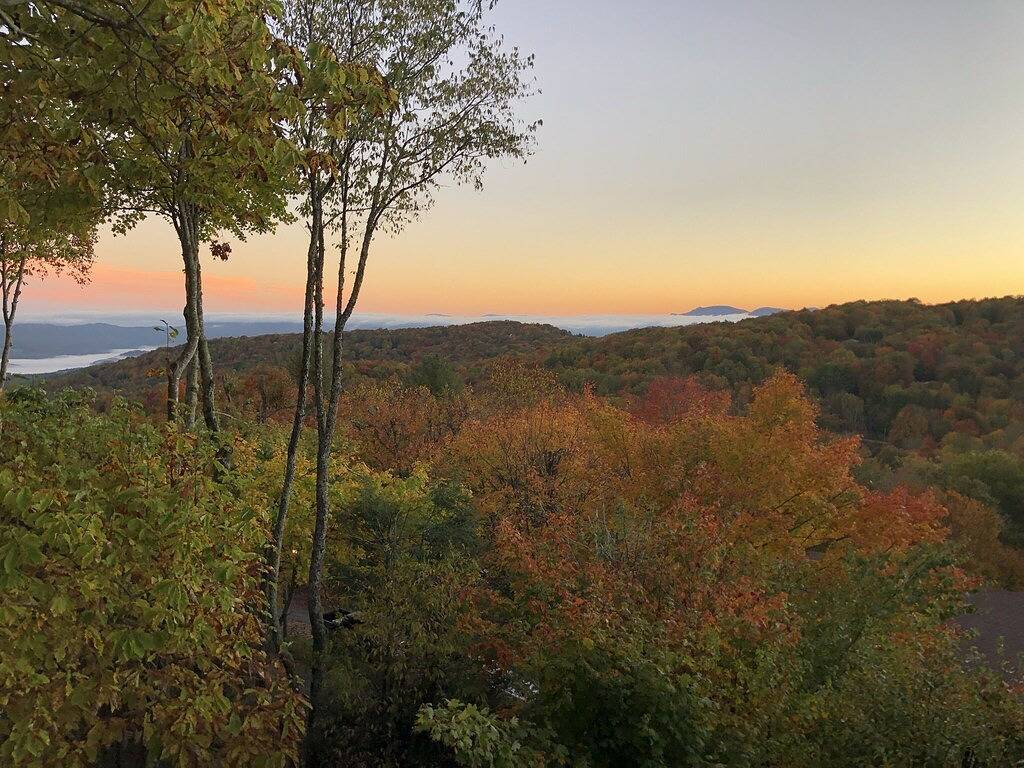 Birchwood Chalet!! Amazing views, across from resort, ski, bike, hiking nearby in Beech Mountain, Watauga County