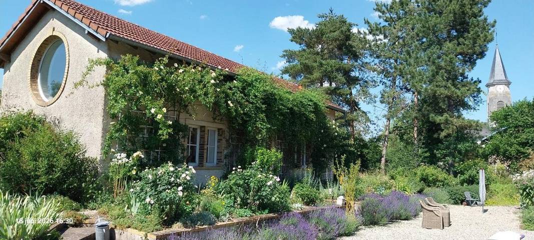 Location de vacances pour 2 personnes, avec Terrasse et Jardin ainsi que Sauna et Vue à Saulx-lès-Champlon