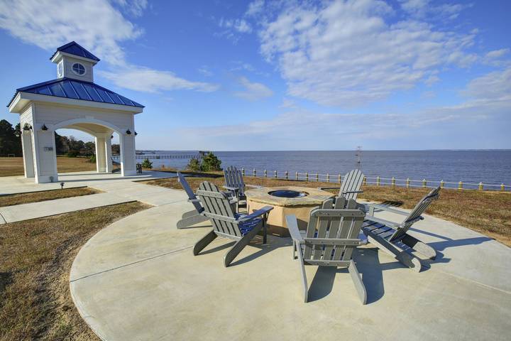 Apartment for 6 people, with balcony and pool as well as yard in North Carolina