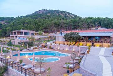 Chambre d’hôte pour 2 personnes, avec bassin pour enfant et piscine ainsi que jardin et terrasse à Turquie