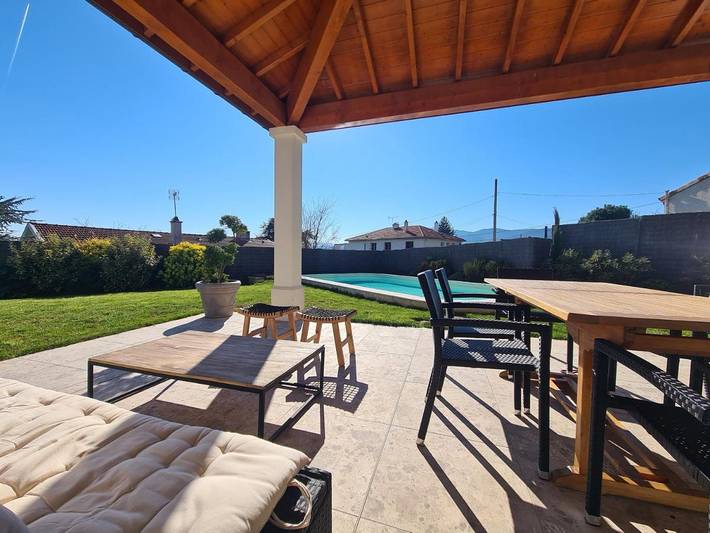 Villa pour 6 personnes, avec piscine et terrasse ainsi que vue et jardin