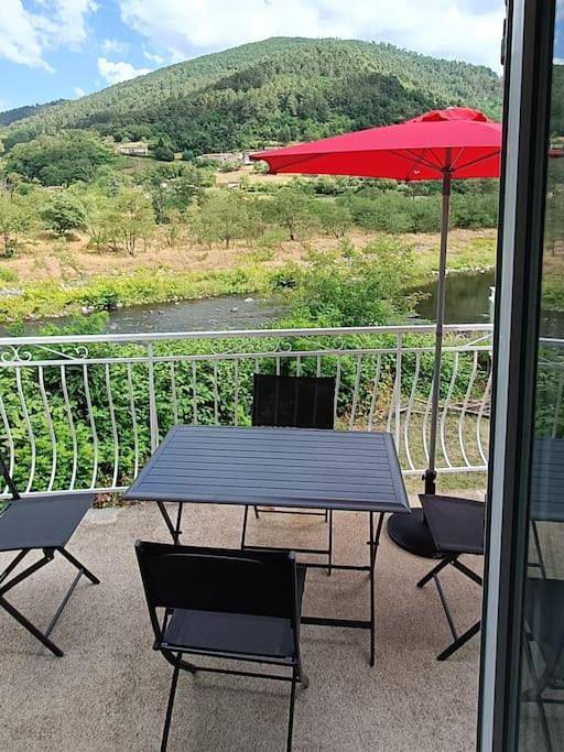 Location de vacances pour 6 personnes, avec jardin et vue à Les Ollières-sur-Eyrieux