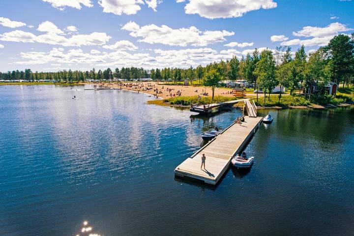 Location de vacances pour 4 personnes, avec Terrasse et Jardin ainsi que Bassin pour enfant et Piscine à Lulea