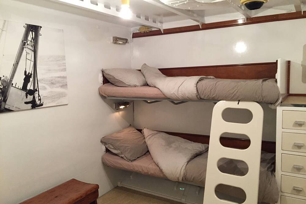 Unique B&B Ship in Rotterdam, Kop van Zuid in Rotterdam, South Holland