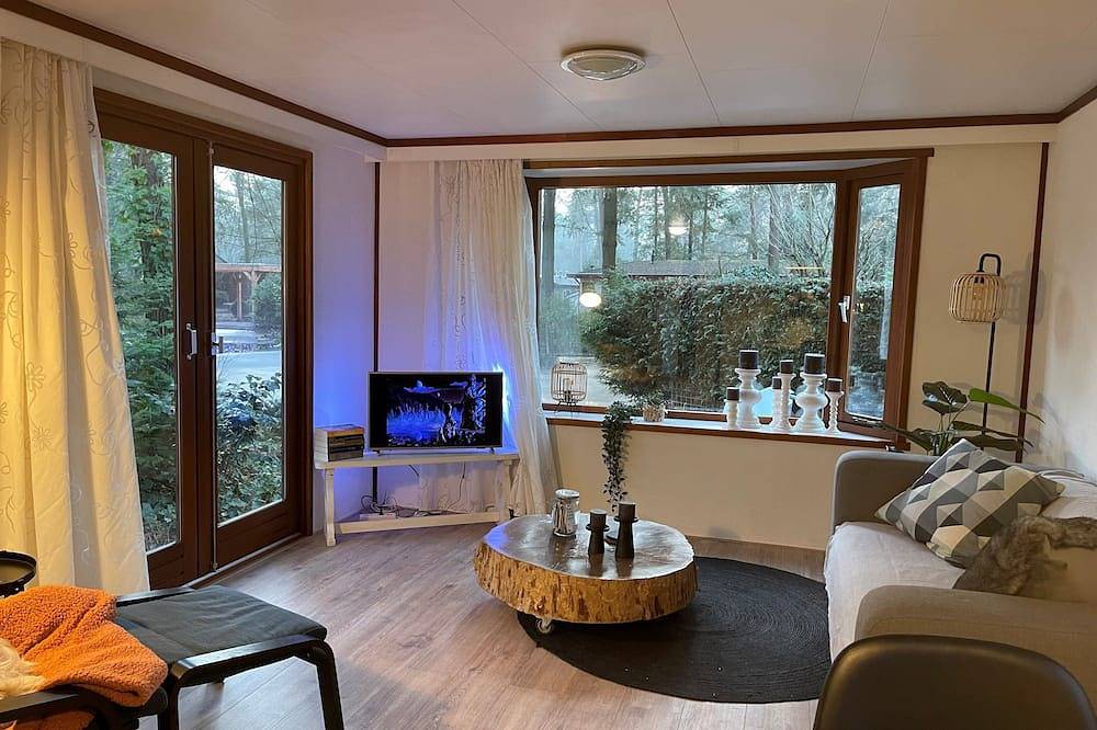 Tranquil forest chalet by pond in Veluwe, pet-friendly & sleeps 4 in Veluwe
