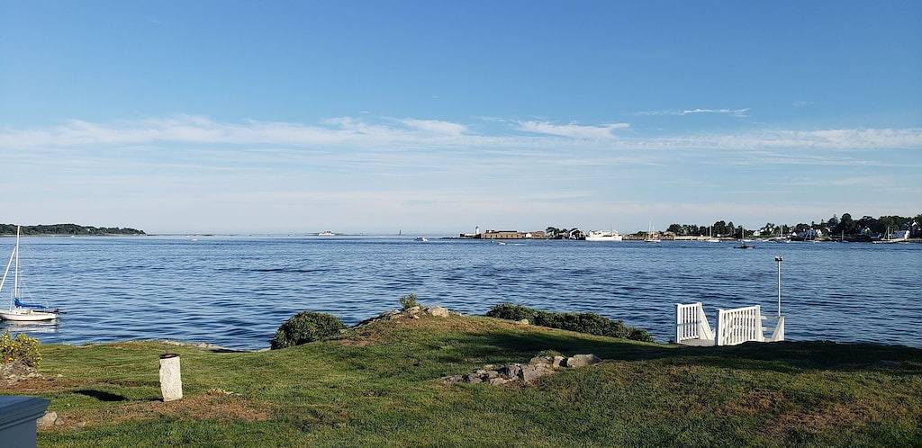 Spektakuläres Haus und Cottage direkt am Meer - privater Strand und 925 'Uferpromenade. in Kittery, York County