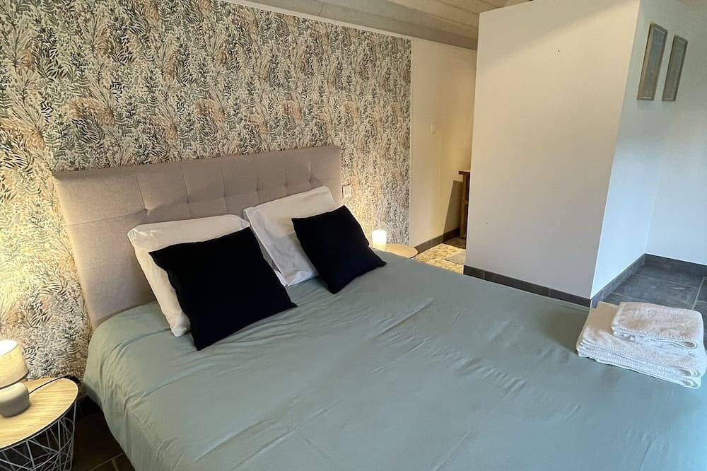 Stone farmhouse for 4 people with heated swimming pool in Trélévern, Rosa Granitküste