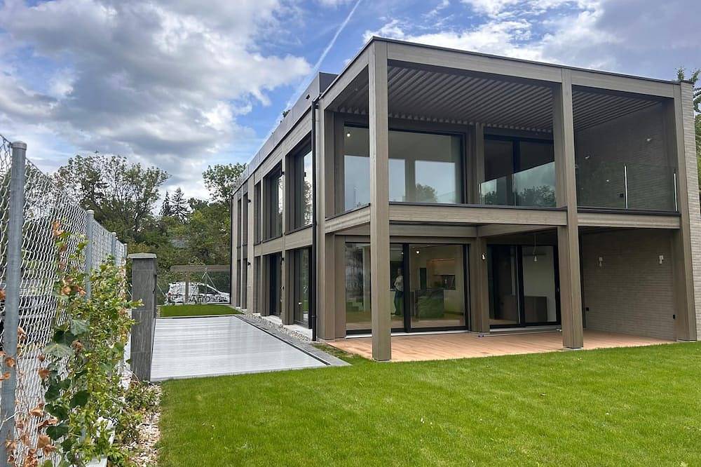 Signature Villa Geneva with Private Pool in Collonge-Bellerive, Lago Lemano