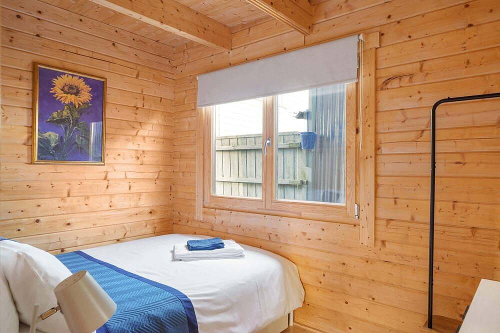 Scandi-Style Cabin in Bideford, Private Parking in Bideford, Devon