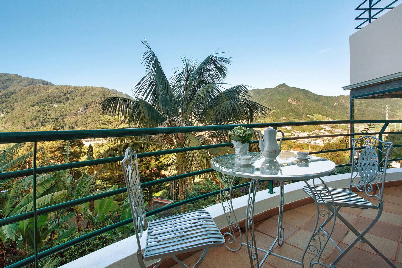 Ferienhaus 'Traveller's House' mit Bergblick, Gemeinschaftspool und Wlan in Machico, Madeira