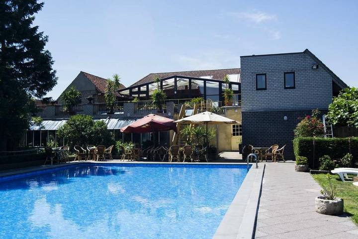 Hôtel pour 3 personnes, avec Terrasse et Jardin ainsi que Piscine et Vue à Ravels