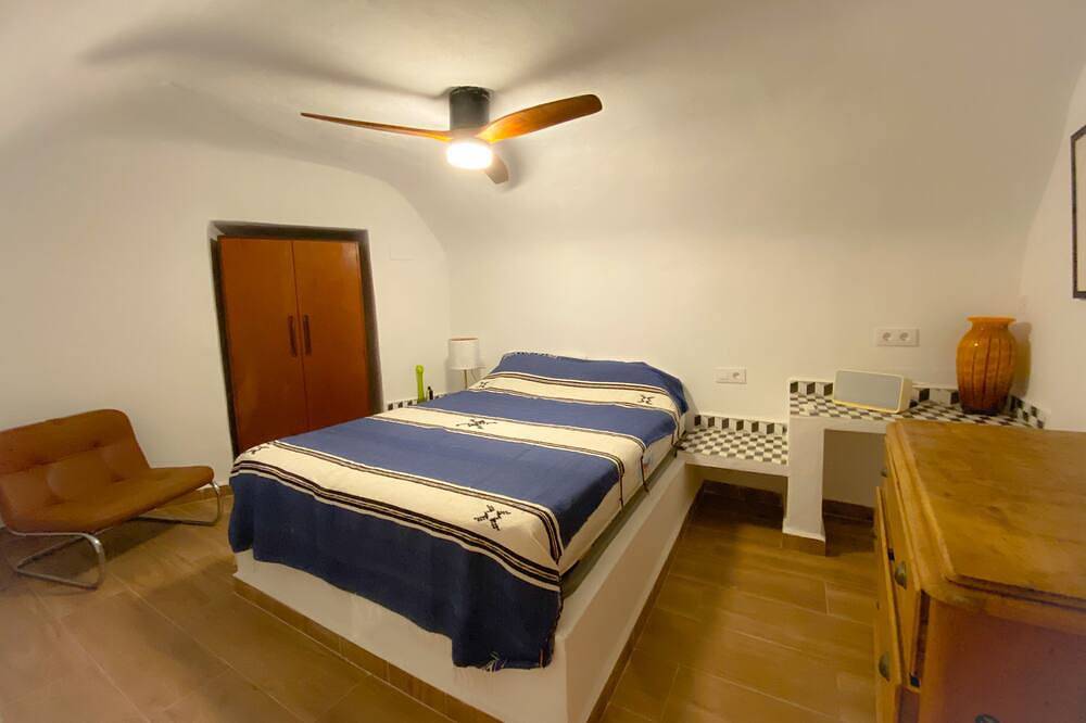 Large cave house for up to twelve guests in Benamaurel, Geoparque de Granada