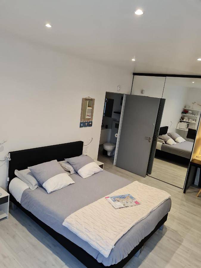 Chambre spacieuse, moderne et très confortable à Perros-Guirec in Perros-Guirec, Côte de Granit Rose